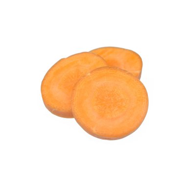 Beyaz arka plan üzerinde izole doğranmış havuç dilimleri