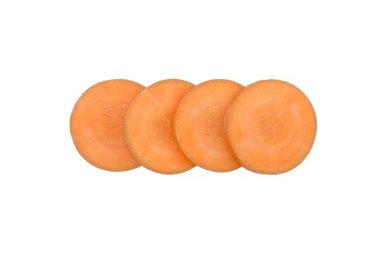 Beyaz arka plan üzerinde izole doğranmış havuç dilimleri