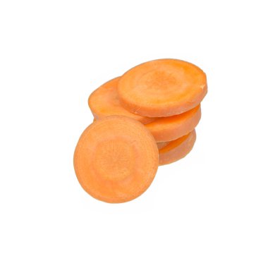 Beyaz arka plan üzerinde izole doğranmış havuç dilimleri