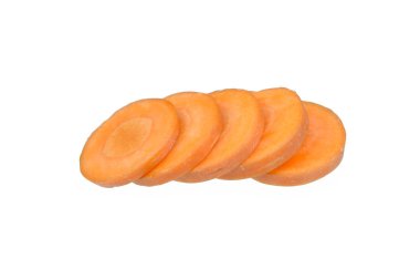 Beyaz arka plan üzerinde izole doğranmış havuç dilimleri