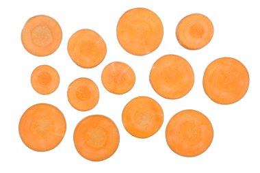 Beyaz arka plan üzerinde izole doğranmış havuç dilimleri