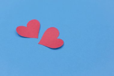 Kırmızı kağıt kırık kalp mavi arka planda