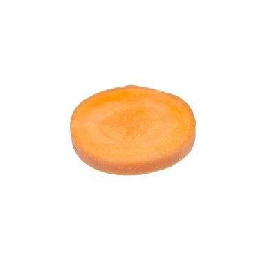 Beyaz arka plan üzerinde izole doğranmış havuç dilimleri