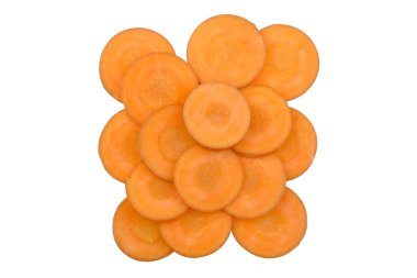 Beyaz arka plan üzerinde izole doğranmış havuç dilimleri