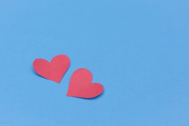 Kırmızı kağıt kırık kalp mavi arka planda