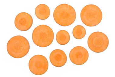 Beyaz arka plan üzerinde izole doğranmış havuç dilimleri