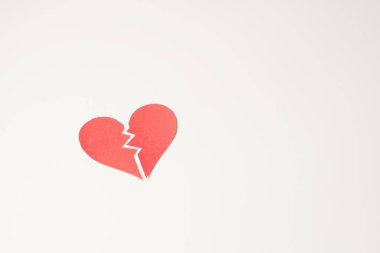 Beyaz arka planda kırmızı kağıt kırık kalp.