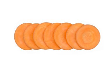 Beyaz arka plan üzerinde izole doğranmış havuç dilimleri