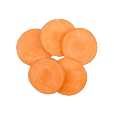 Beyaz arka plan üzerinde izole doğranmış havuç dilimleri