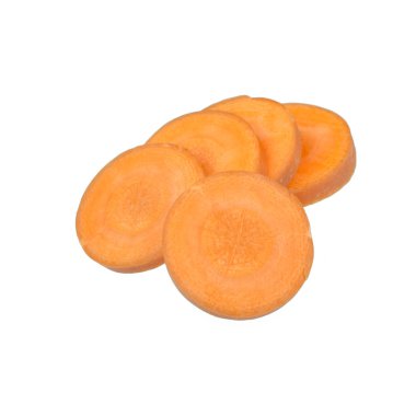 Beyaz arka plan üzerinde izole doğranmış havuç dilimleri