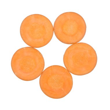 Beyaz arka plan üzerinde izole doğranmış havuç dilimleri