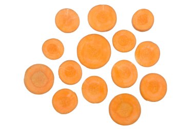 Beyaz arka plan üzerinde izole doğranmış havuç dilimleri