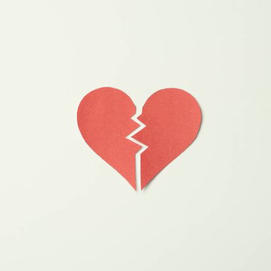 Beyaz arka planda kırmızı kağıt kırık kalp.