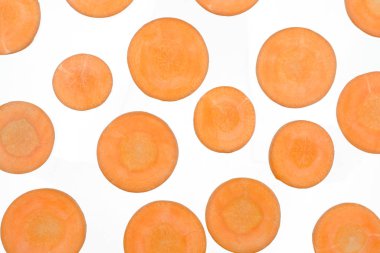 Beyaz arka plan üzerinde izole doğranmış havuç dilimleri