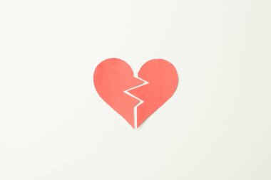 Beyaz arka planda kırmızı kağıt kırık kalp.