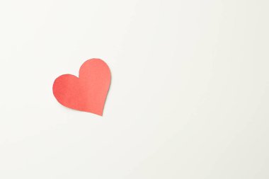 Beyaz arka planda kırmızı kağıt kırık kalp.