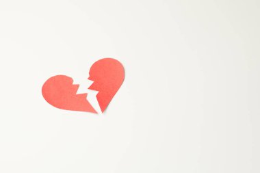 Beyaz arka planda kırmızı kağıt kırık kalp.