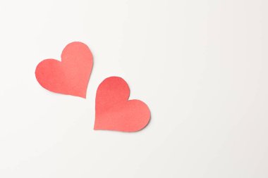 Beyaz arka planda kırmızı kağıt kırık kalp.