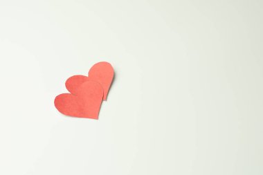 Beyaz arka planda kırmızı kağıt kırık kalp.