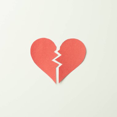 Beyaz arka planda kırmızı kağıt kırık kalp.
