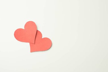 Beyaz arka planda kırmızı kağıt kırık kalp.