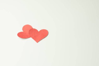 Beyaz arka planda kırmızı kağıt kırık kalp.