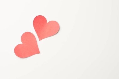 Beyaz arka planda kırmızı kağıt kırık kalp.