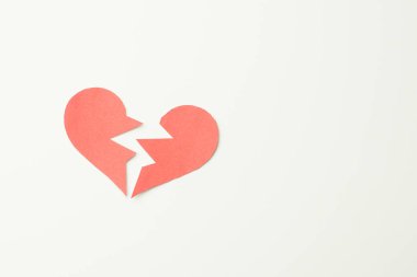 Beyaz arka planda kırmızı kağıt kırık kalp.