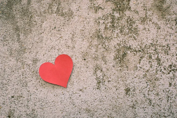 Beton Zeminde Kırmızı Kağıt Kalp Şekli — Stok fotoğraf