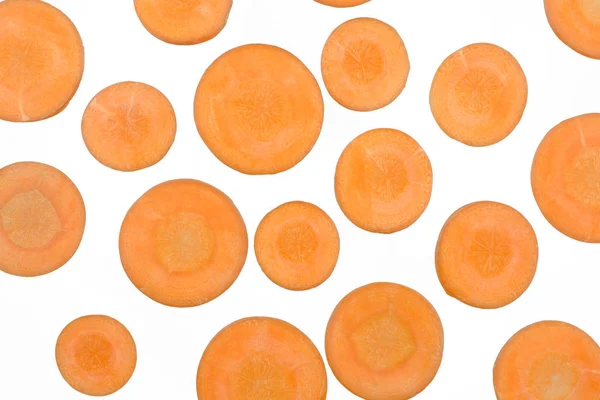 Beyaz arka plan üzerinde izole doğranmış havuç dilimleri