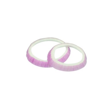 Dilimlenmiş kırmızı soğan halkaları beyaz arka planda izole edilmiş.