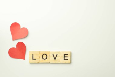 Metin tahta blokları beyaz arkaplanda aşk kelimesini heceliyor