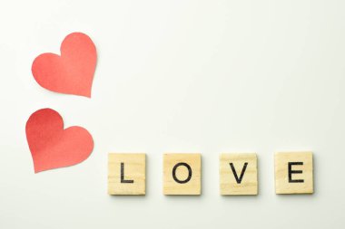 Metin tahta blokları beyaz arkaplanda aşk kelimesini heceliyor