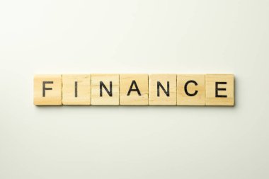 Metin tahta blokları beyaz arkaplanda Finans sözcüğünü heceler