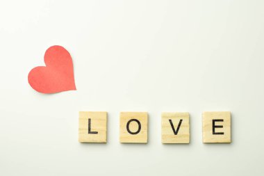 Metin tahta blokları beyaz arkaplanda aşk kelimesini heceliyor