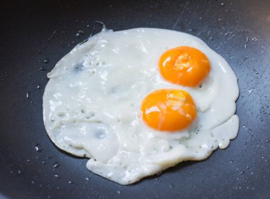 bir tavada iki sahanda yumurta