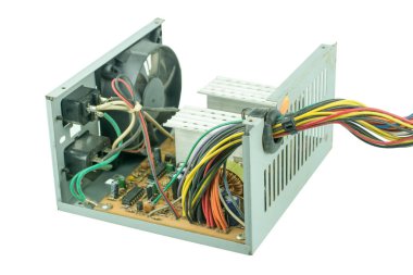 Gümüş bilgisayar güç kaynağı beyaz zemin üzerine