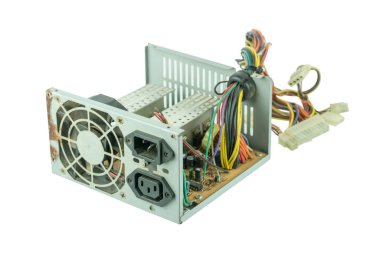 Gümüş bilgisayar güç kaynağı beyaz zemin üzerine