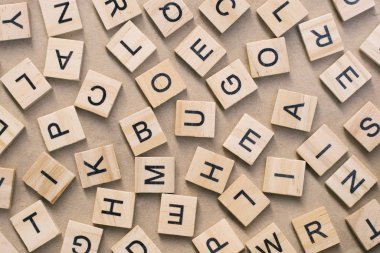 harf basım tahtası yazdırma bloklarının arkaplanı, alfabenin rastgele harfleri ve siyah mürekkeple boyanmış noktalama işaretleri