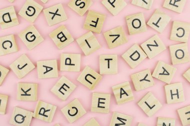 harf basım tahtası yazdırma bloklarının arkaplanı, alfabenin rastgele harfleri ve siyah mürekkeple boyanmış noktalama işaretleri