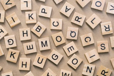 harf basım tahtası yazdırma bloklarının arkaplanı, alfabenin rastgele harfleri ve siyah mürekkeple boyanmış noktalama işaretleri