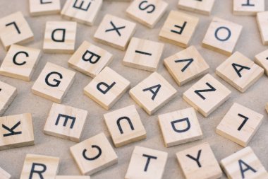 harf basım tahtası yazdırma bloklarının arkaplanı, alfabenin rastgele harfleri ve siyah mürekkeple boyanmış noktalama işaretleri