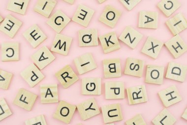 harf basım tahtası yazdırma bloklarının arkaplanı, alfabenin rastgele harfleri ve siyah mürekkeple boyanmış noktalama işaretleri