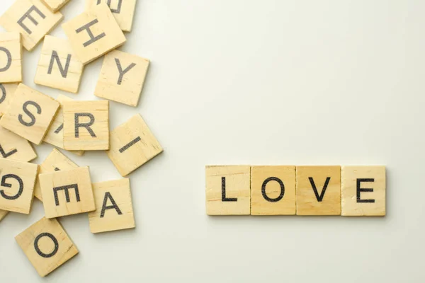 Texto Bloques Madera Deletreando Palabra Amor Sobre Fondo Blanco — Foto de Stock