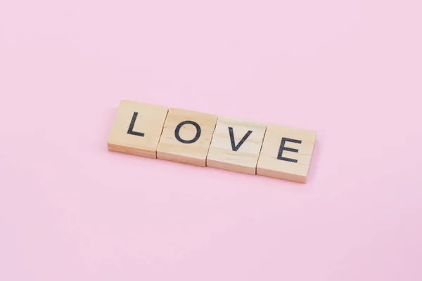 Tekst Drewniane Bloki Pisowni Słowo Miłość Różowym Tle — Zdjęcie stockowe