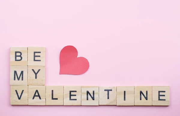 Texto Bloques Madera Deletrear Palabra Ser San Valentín Sobre Fondo — Foto de Stock