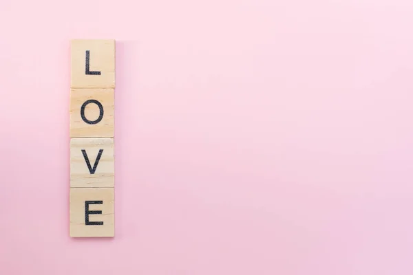 Tekst Drewniane Bloki Pisowni Słowo Miłość Różowym Tle — Zdjęcie stockowe