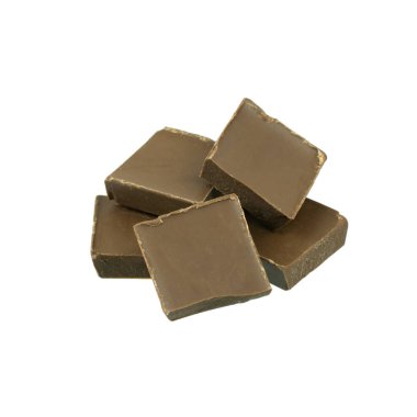 Beyaz arka plan üzerinde izole kırılmış çikolata