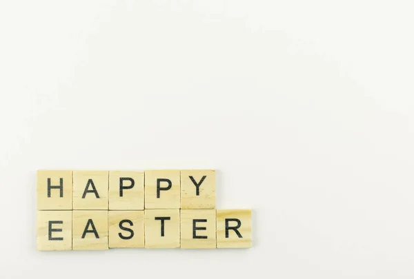 Texto Bloques Madera Ortografía Palabra Feliz Pascua Sobre Fondo Blanco — Foto de Stock