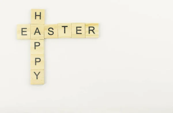 Textholzblöcke Die Das Wort Frohe Ostern Auf Weißem Hintergrund Buchstabieren — Stockfoto